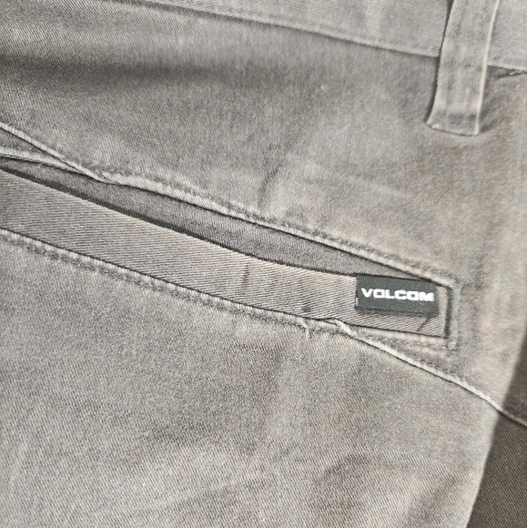 Men's Volcom 9" Distressed Flat Front Shorts - Picture 6 of 6